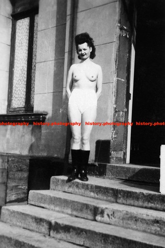 F012873 woman brothel - woman, to
